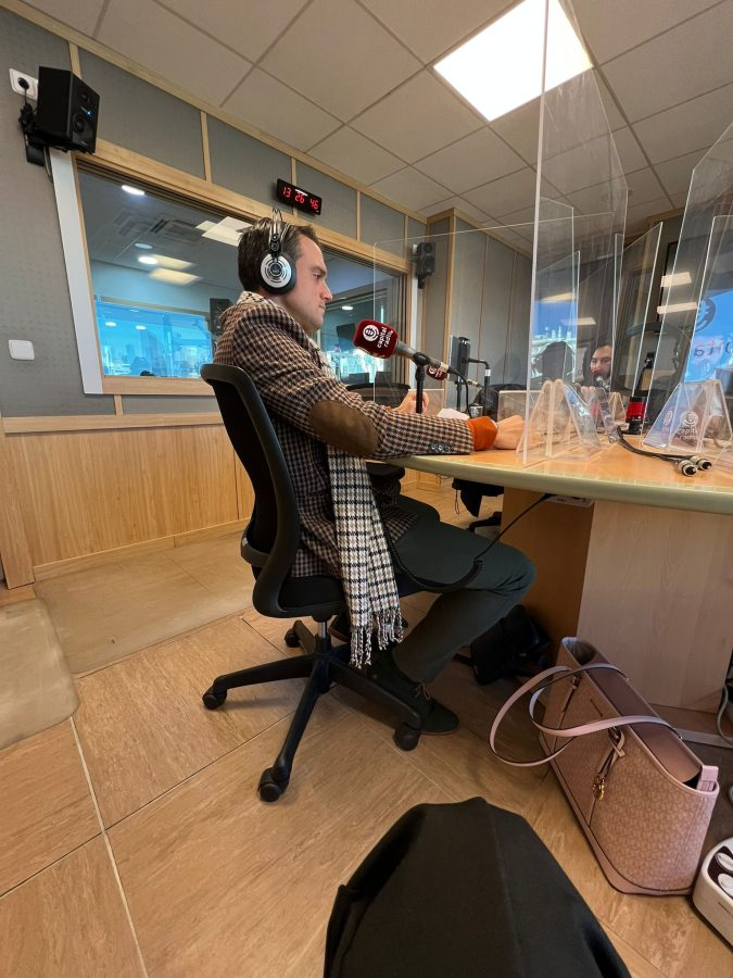 Joaquín Moreno durante la grabación del programa Ventaja Legal en Capital Radio